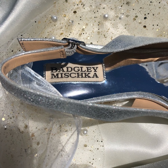 Badgley Mischka Silver Metallic Kitten Heeled Pumps - Picture 4 of 16